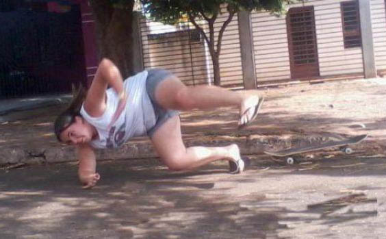 Frau stuerzt von skateboard