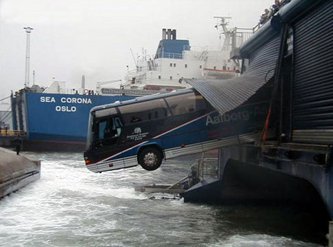 Bus haengt ueber wasser