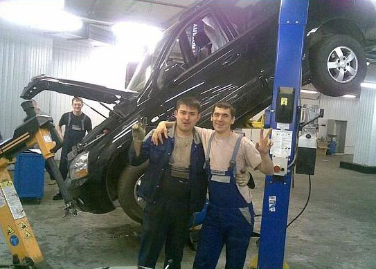 Auto von hebebuehne gestuerzt